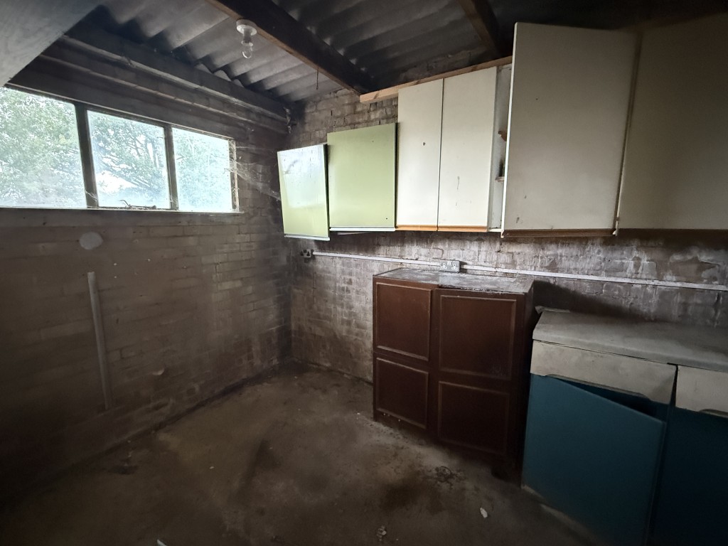 Lot: 161 - HOUSE IN NEED OF IMPROVEMENT - Store Room Workshop